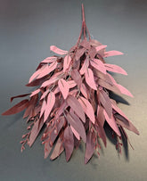 Ramură decorativă ruscus artificial maro inchis – 50cm model cu frunze mate și boboci fini